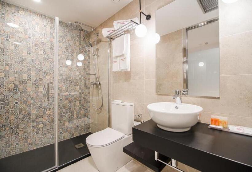 اتاق استاندارد سه نفره, Petit Palace Puerta Del Sol