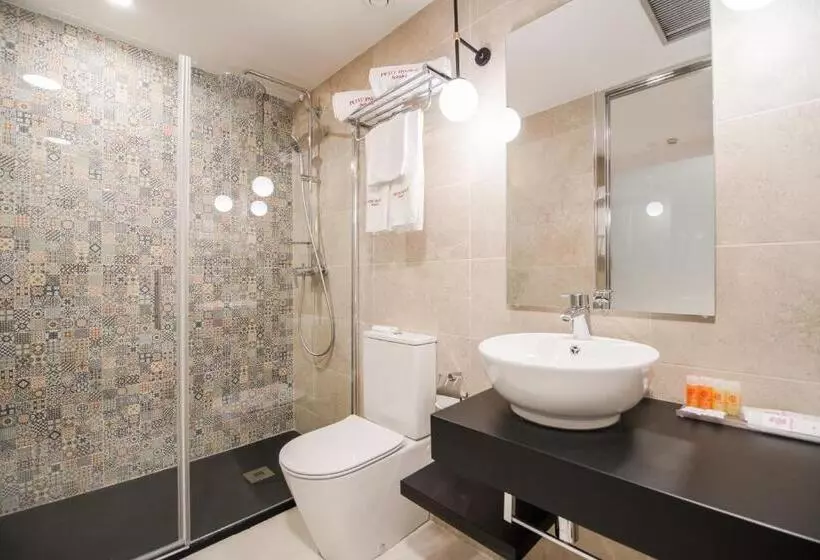 اتاق استاندارد سه نفره, Petit Palace Puerta Del Sol