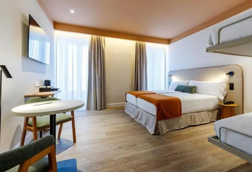 Standard Neljän Hengen Huone, Petit Palace Puerta Del Sol