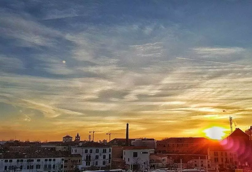 اتاق لوکس با چشمانداز شهر, Santa Chiara