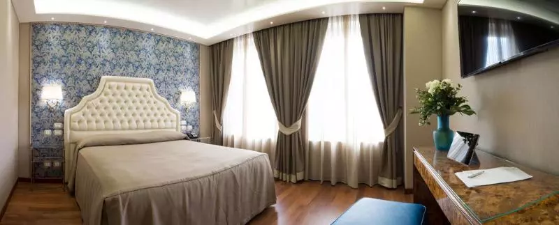 اتاق لوکس با چشمانداز شهر, Santa Chiara