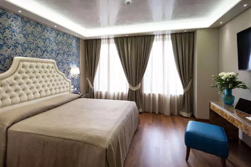 اتاق لوکس با چشمانداز شهر, Santa Chiara