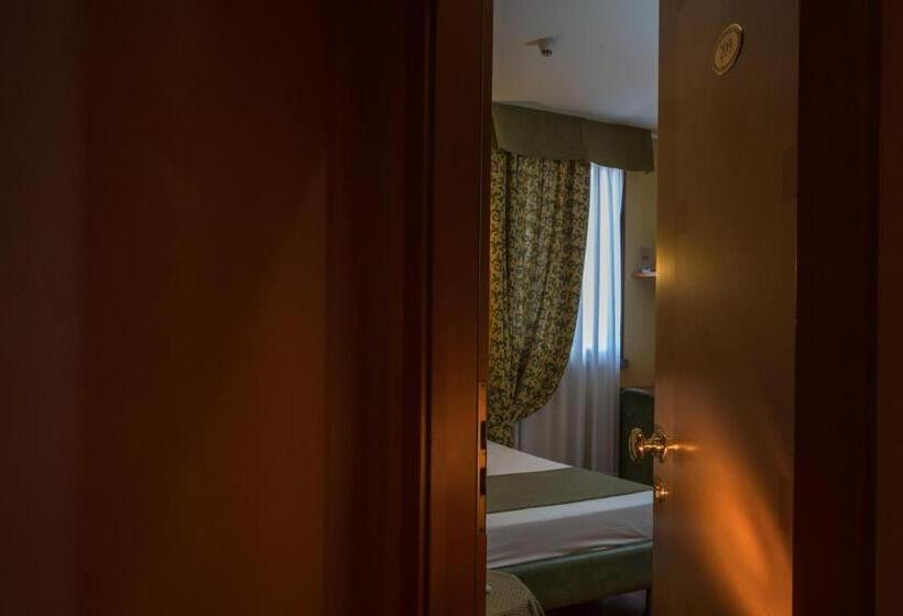 חדר משפחתי, Sirio