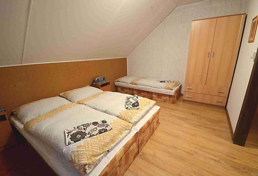 جناح, Ubytovani Haasova