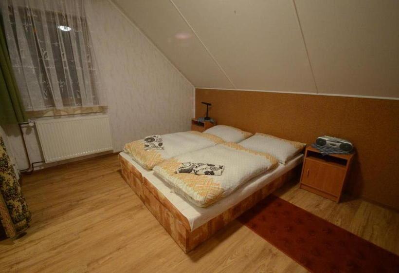 جناح, Ubytovani Haasova