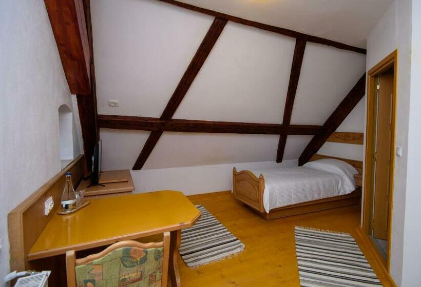 标准单人间, Armenopolis Adults Only