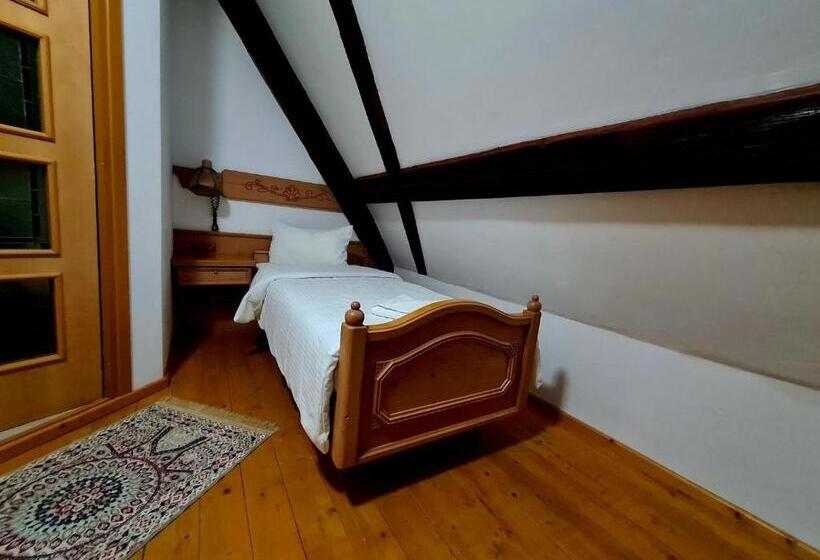 标准单人间, Armenopolis Adults Only