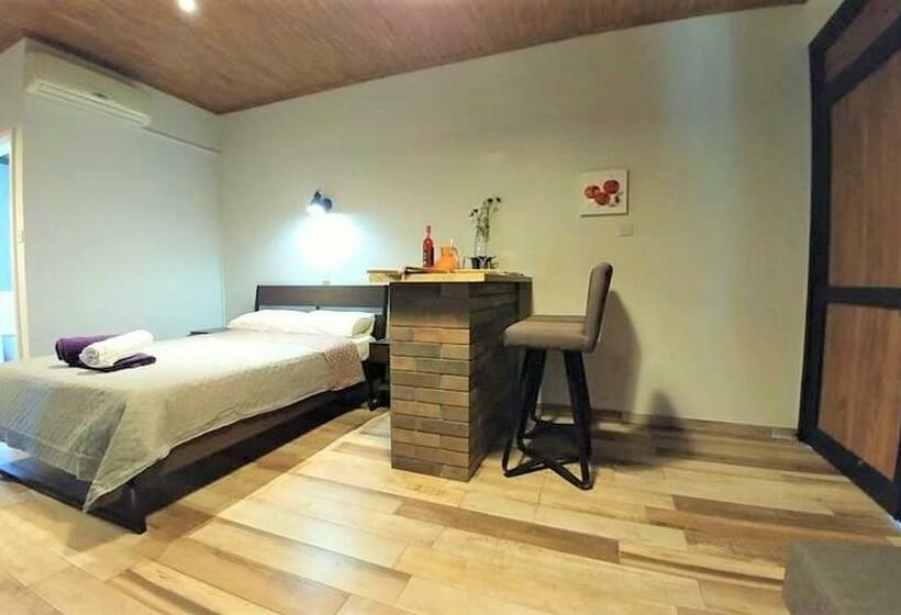 스탠다드 룸 산 전망, Perneia Rooms