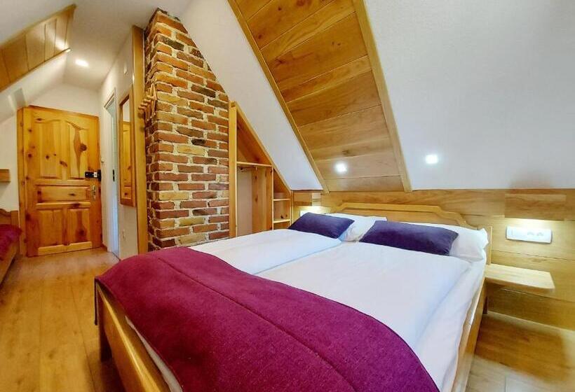 غرفة إقتصادية ثلاثية, Plitvice Ethno House