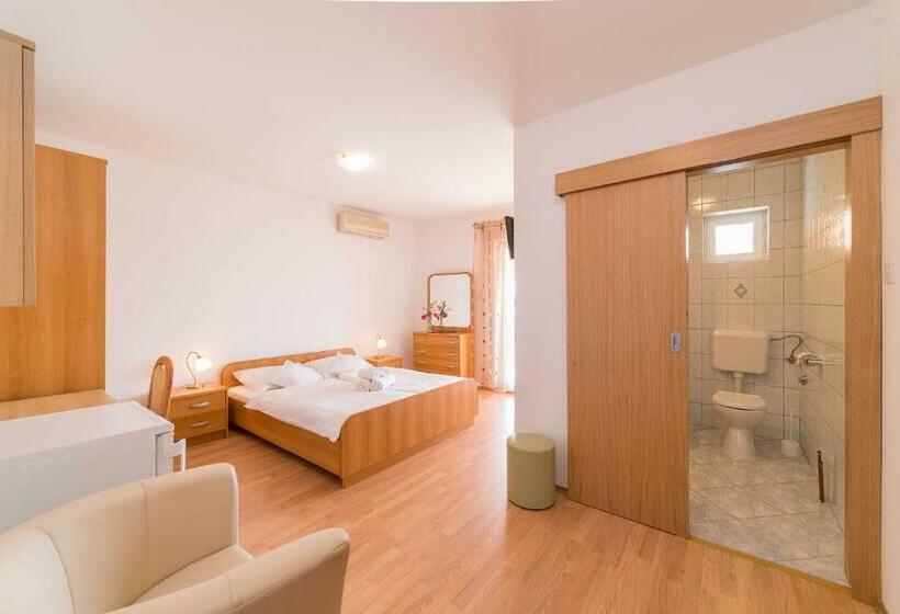 オーシャンビュースタンダードルームバルコニー付き, Captain's Club