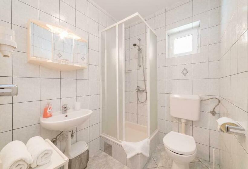 オーシャンビュースタンダードルームバルコニー付き, Captain's Club