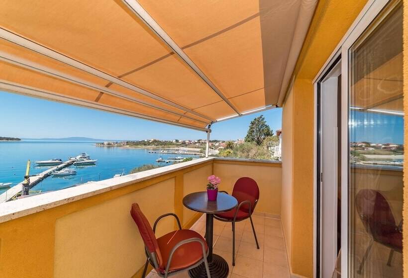 オーシャンビューデラックスルーム, Captain's Club