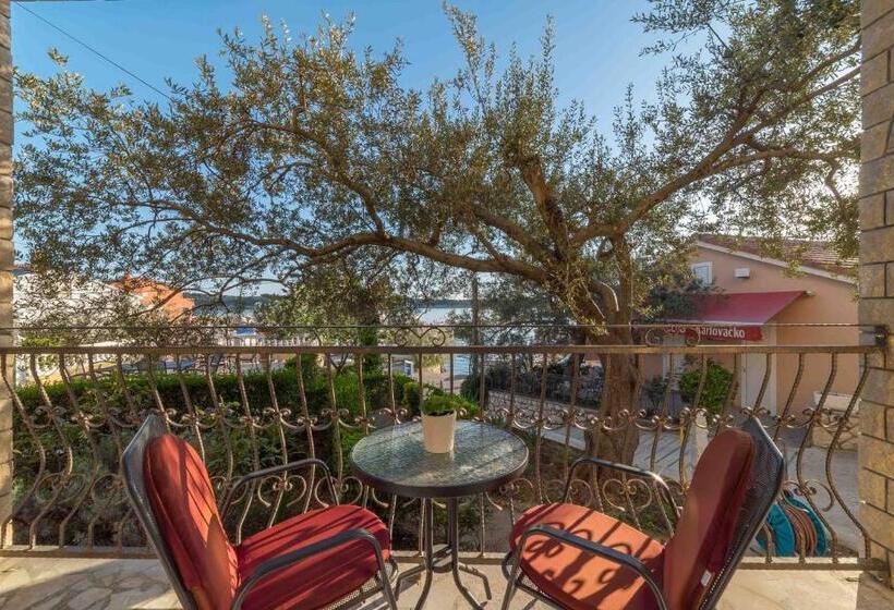 スタンダードトリプルルーム, Captain's Club