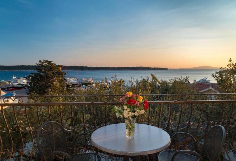 オーシャンビューデラックスルームバルコニー付き, Captain's Club