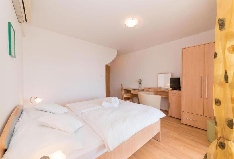 オーシャンビューデラックスルームバルコニー付き, Captain's Club