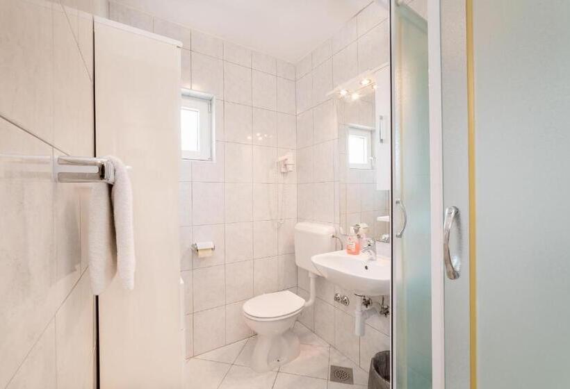 オーシャンビューデラックスルームバルコニー付き, Captain's Club