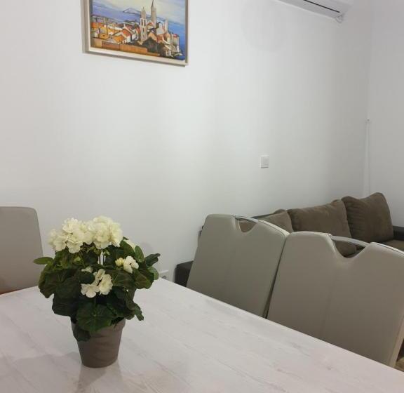 １階の１ベッドルームアパートメント, Captain's Club