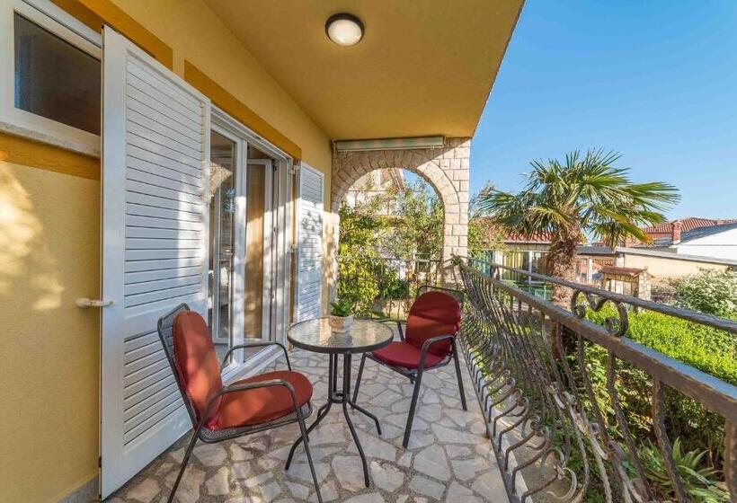 １階の１ベッドルームアパートメント, Captain's Club