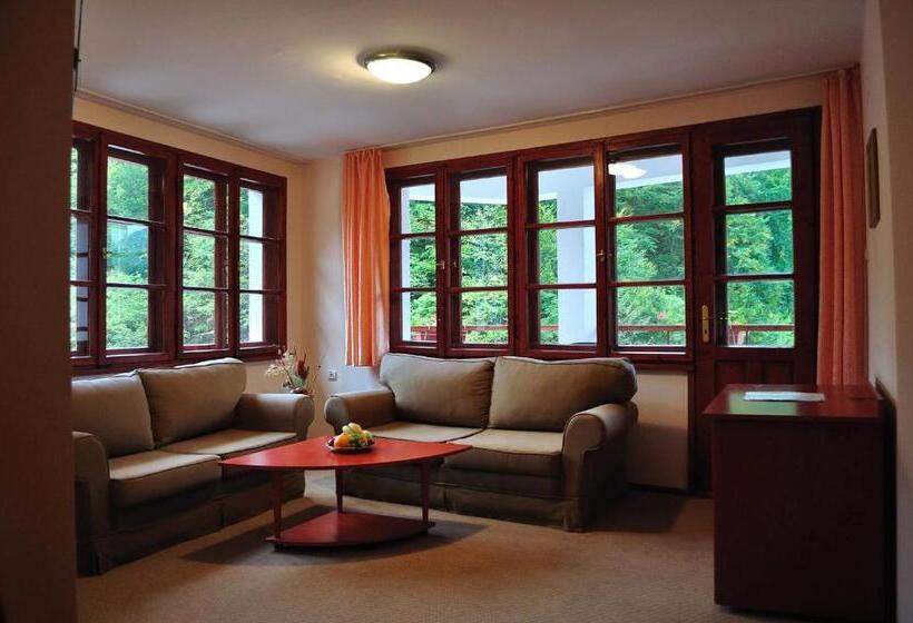 جناح مزوَّد بشرفة, Fisherman S Hut Family