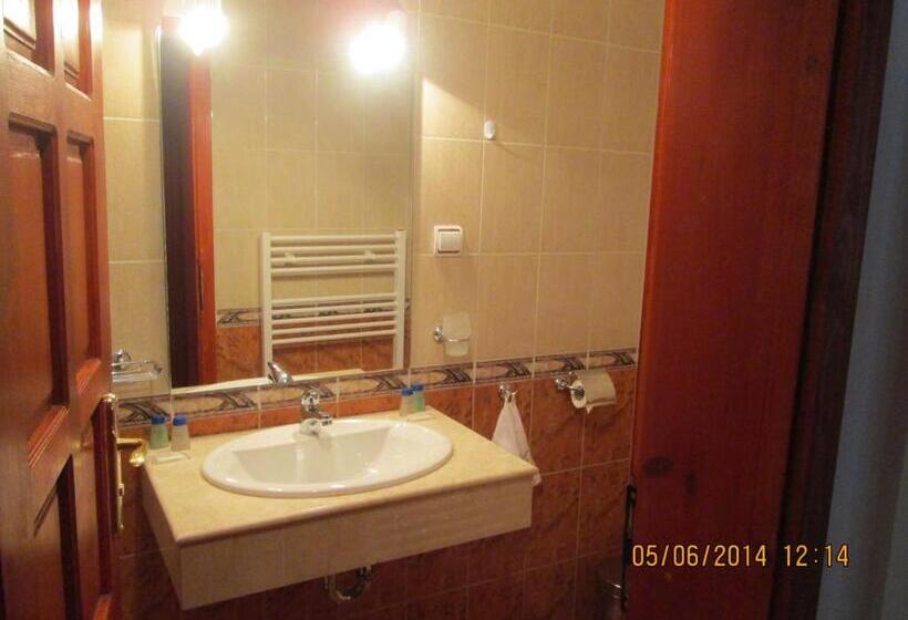 جناح مزوَّد بشرفة, Fisherman S Hut Family