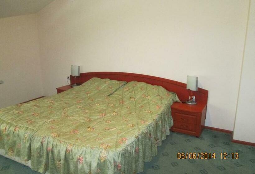 جناح مزوَّد بشرفة, Fisherman S Hut Family