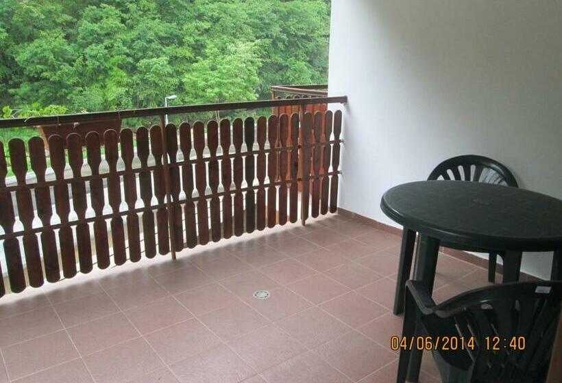 إستوديو قياسى, Fisherman S Hut Family