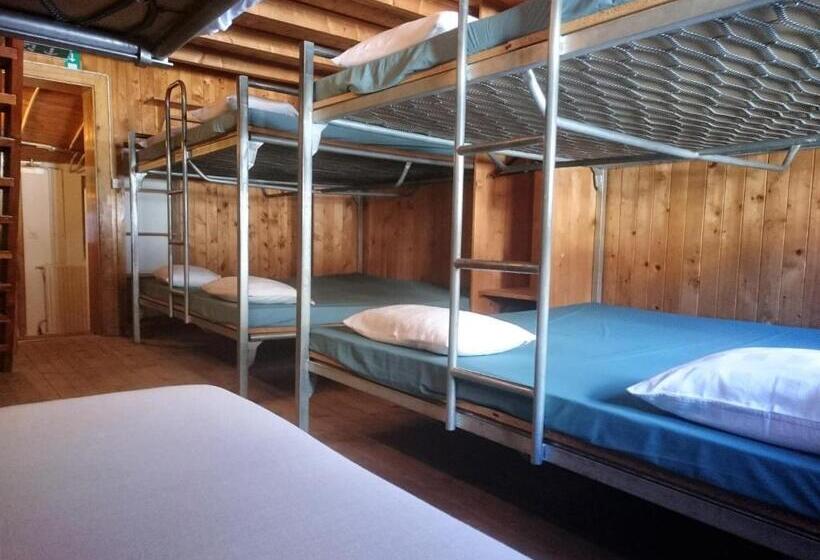 ルームシェアのワンベッド, Hôtel Pension Du Lac Bleu