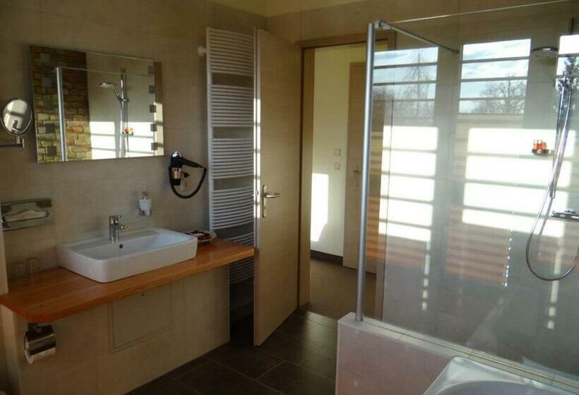 جناح جونيور, Und Restaurant Am Peenetal