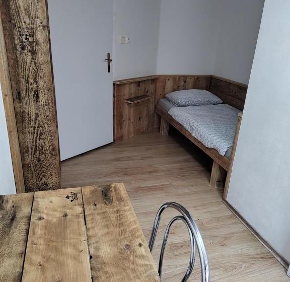 标准单人间, Motel šofér