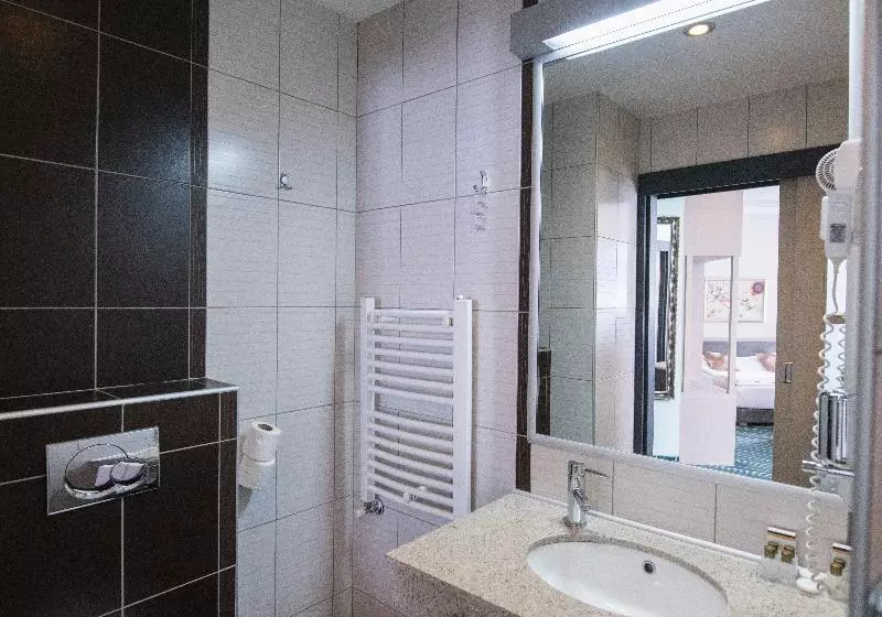 اتاق استاندارد با چشم‌انداز استخر, Dolce by Wyndham Barcelona Resort
