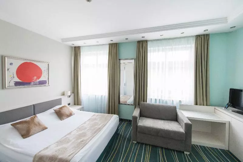 اتاق استاندارد با چشم‌انداز استخر, Dolce by Wyndham Barcelona Resort
