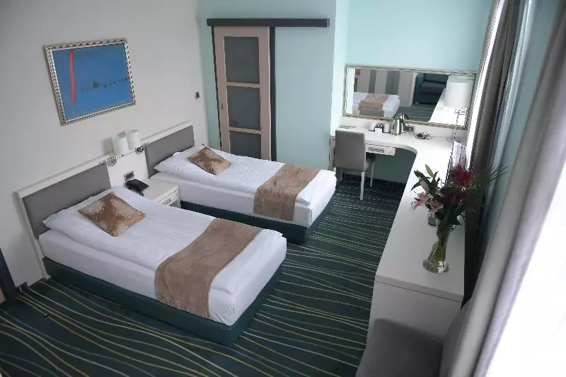اتاق استاندارد با چشم‌انداز استخر, Dolce by Wyndham Barcelona Resort