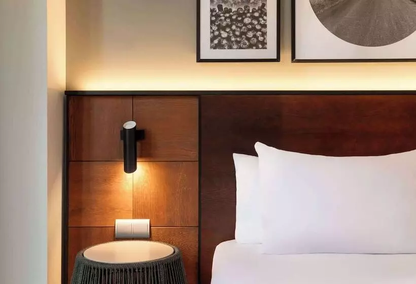 اتاق استاندارد با چشم‌انداز استخر, Dolce by Wyndham Barcelona Resort