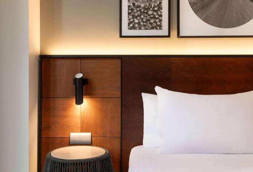 מיטת קינג בסוויטה, Dolce by Wyndham Barcelona Resort