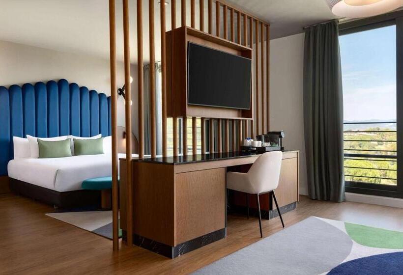 מיטת קינג בסוויטה, Dolce by Wyndham Barcelona Resort