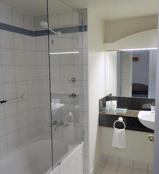 מיטת קינג בסוויטה, Tamar Valley Resort Grindelwald