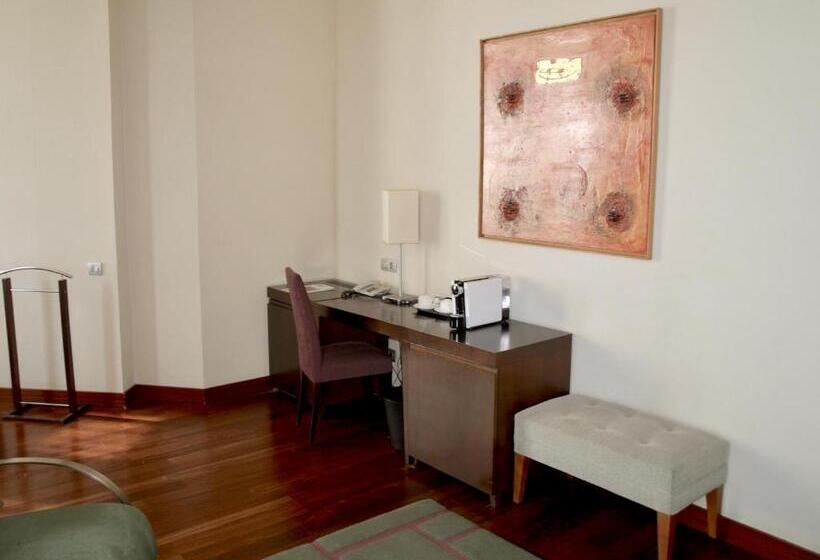 جناح جونيور مطلّ علي البحر, Urh Palacio De Oriol