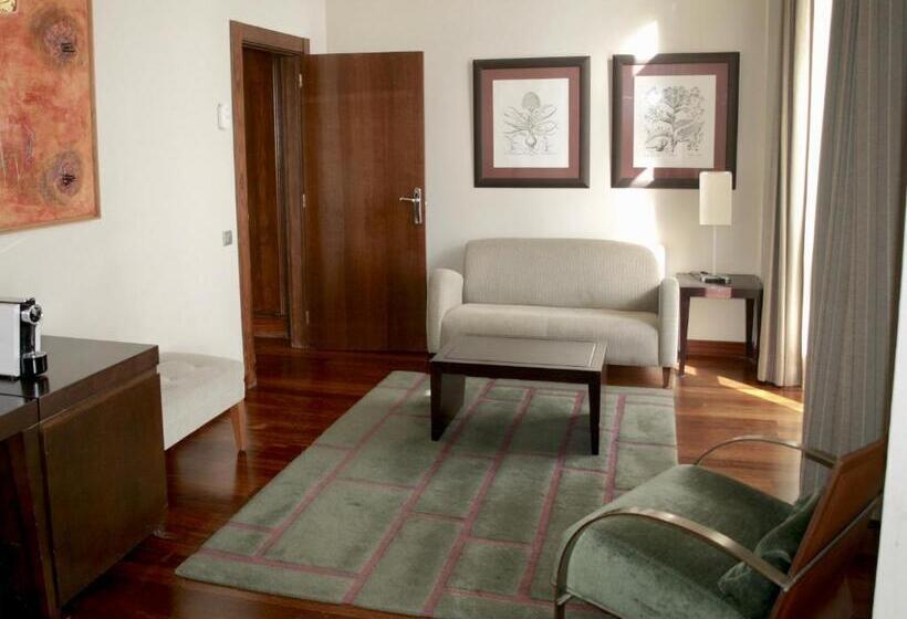 جناح جونيور مطلّ علي البحر, Urh Palacio De Oriol