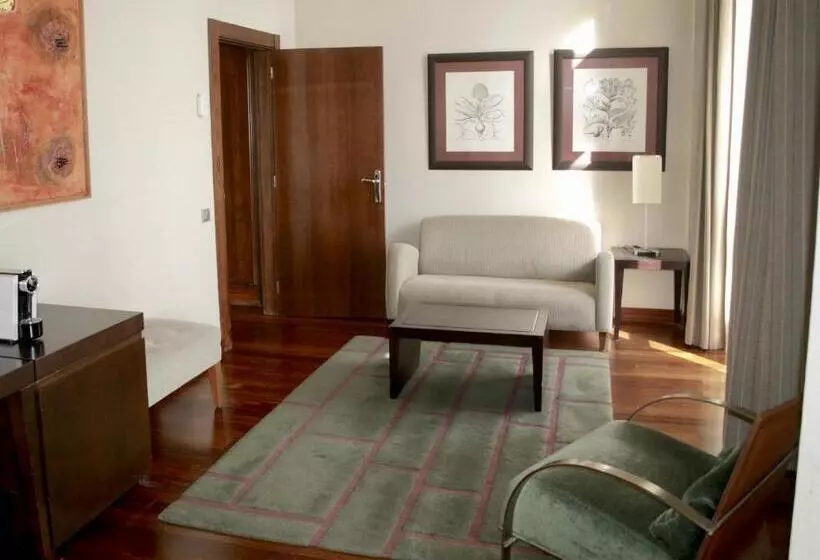 سوییت جونیور با چشمانداز دریا, Urh Palacio De Oriol