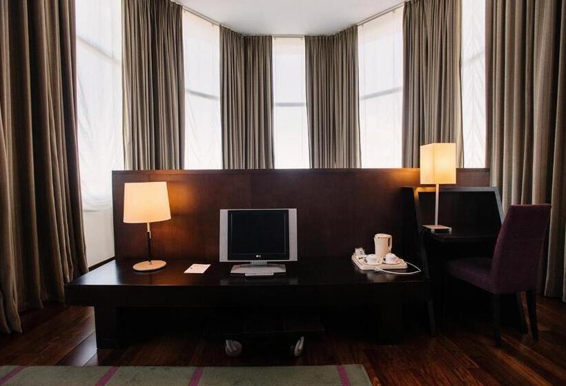 جناح جونيور مطلّ علي البحر, Urh Palacio De Oriol