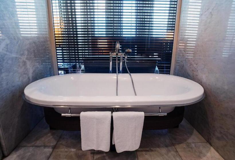 جناح جونيور مطلّ علي البحر, Urh Palacio De Oriol