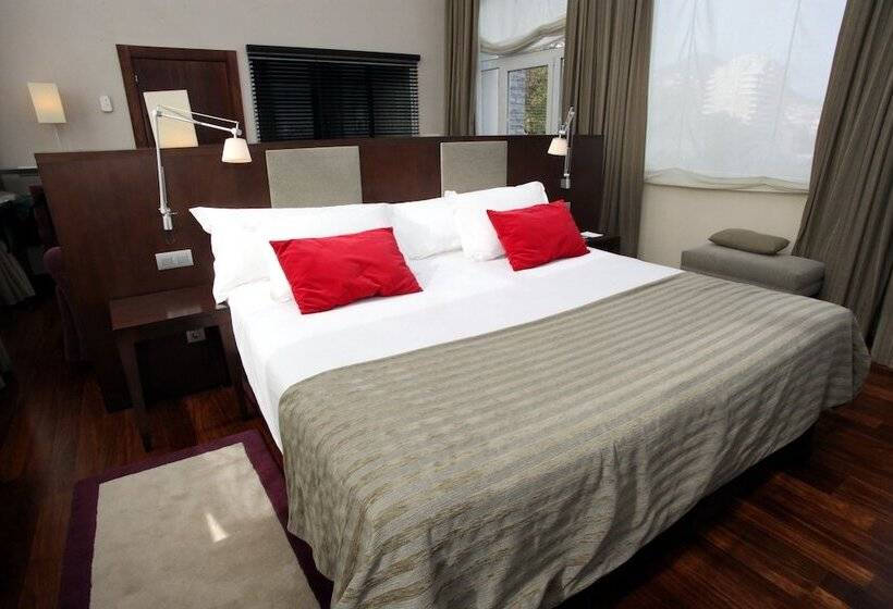 جناح جونيور مطلّ علي البحر, Urh Palacio De Oriol