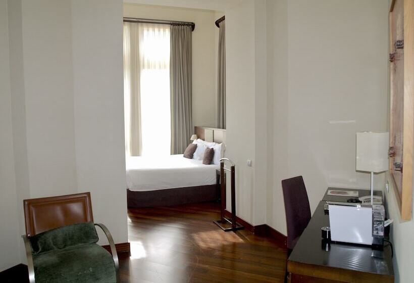 جناح جونيور مطلّ علي البحر, Urh Palacio De Oriol