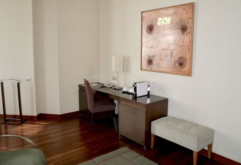 جناح جونيور مطلّ علي البحر, Urh Palacio De Oriol