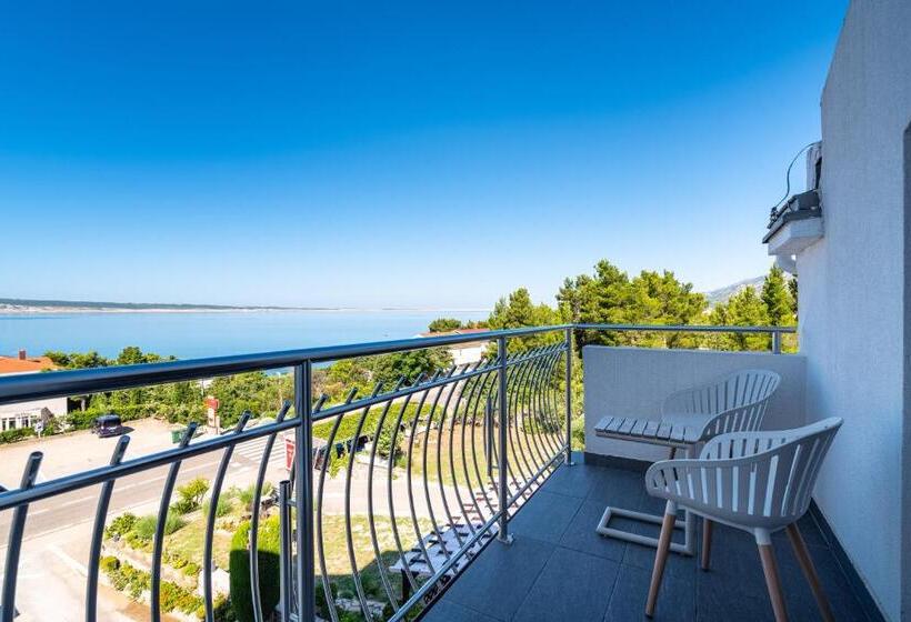 غرفة قياسية مزوَّدة بشُرفة, Vicko