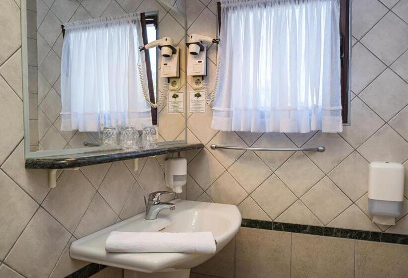 غرفة قياسية مزوَّدة بشُرفة, Vicko