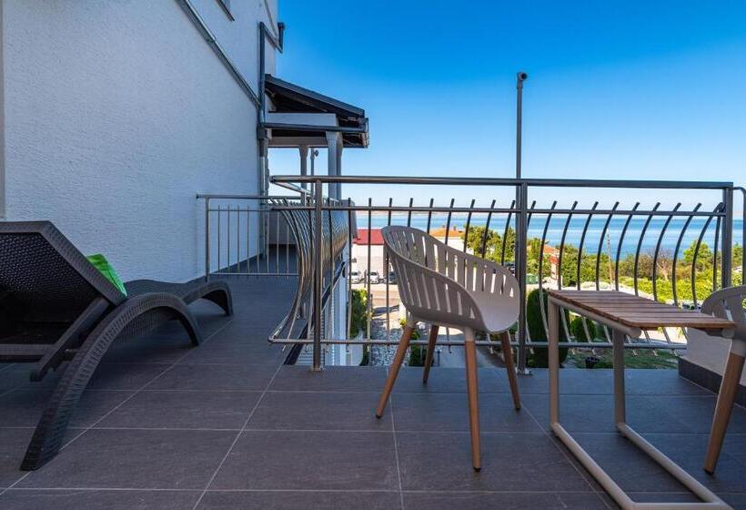 غرفة قياسية مزوَّدة بشُرفة, Vicko