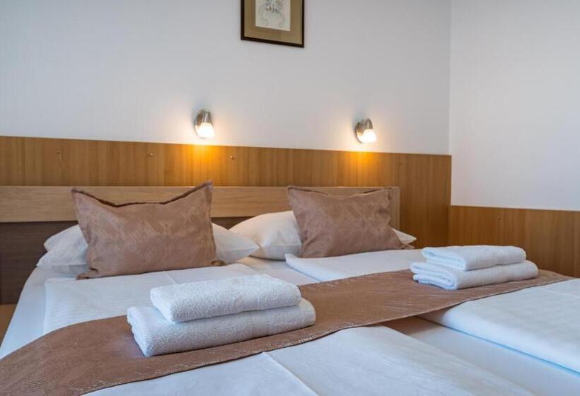 غرفة قياسية مزوَّدة بشُرفة, Vicko