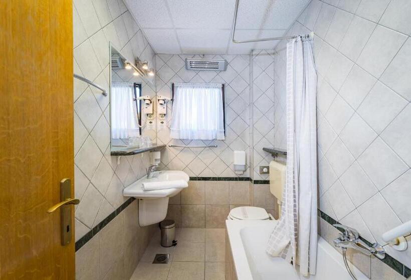 غرفة قياسية مزوَّدة بشُرفة, Vicko