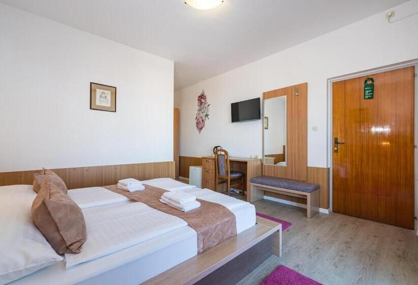 غرفة قياسية مزوَّدة بشُرفة, Vicko